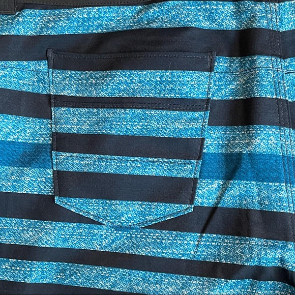 The North Face Men’s Blue Striped Drawstring Boardshorts - Picture 7 of 10